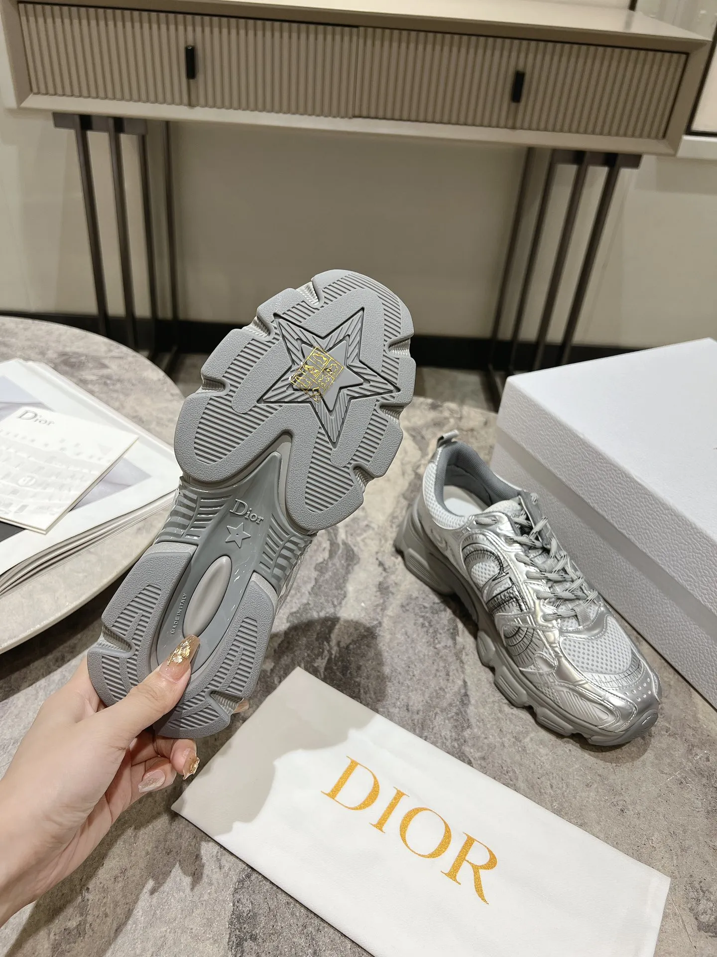 👟👟Ex-factory price 600👟👟 The latest hot model, the star model 2024 main hot product, the newly released Dior Chrono new casual sports shoes, running shoes, dad shoes are really cool, full of futuristic feeling! Really cool! Once again interpreting Dior's concept of cool fashion, the lucky star will bless you with good luck. The new EVA sole is super light and super soft! A perfect replica of the original! Fully matched material and mold! ! Women’s size: 35-39 (40.41 customized)